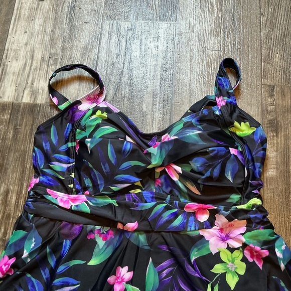 Floral One-Piece Swimsuit Size 16W - Picture 8 of 9